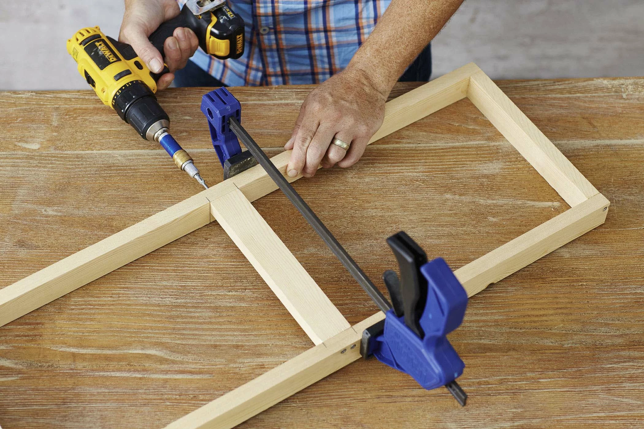 IRWIN Clamps QUICK-GRIP 24-in Medium-Duty One Handed Bar Clamp 6 IRWIN Clamps QUICK-GRIP 24-in Medium-Duty One Handed Bar Clamp - Image 4